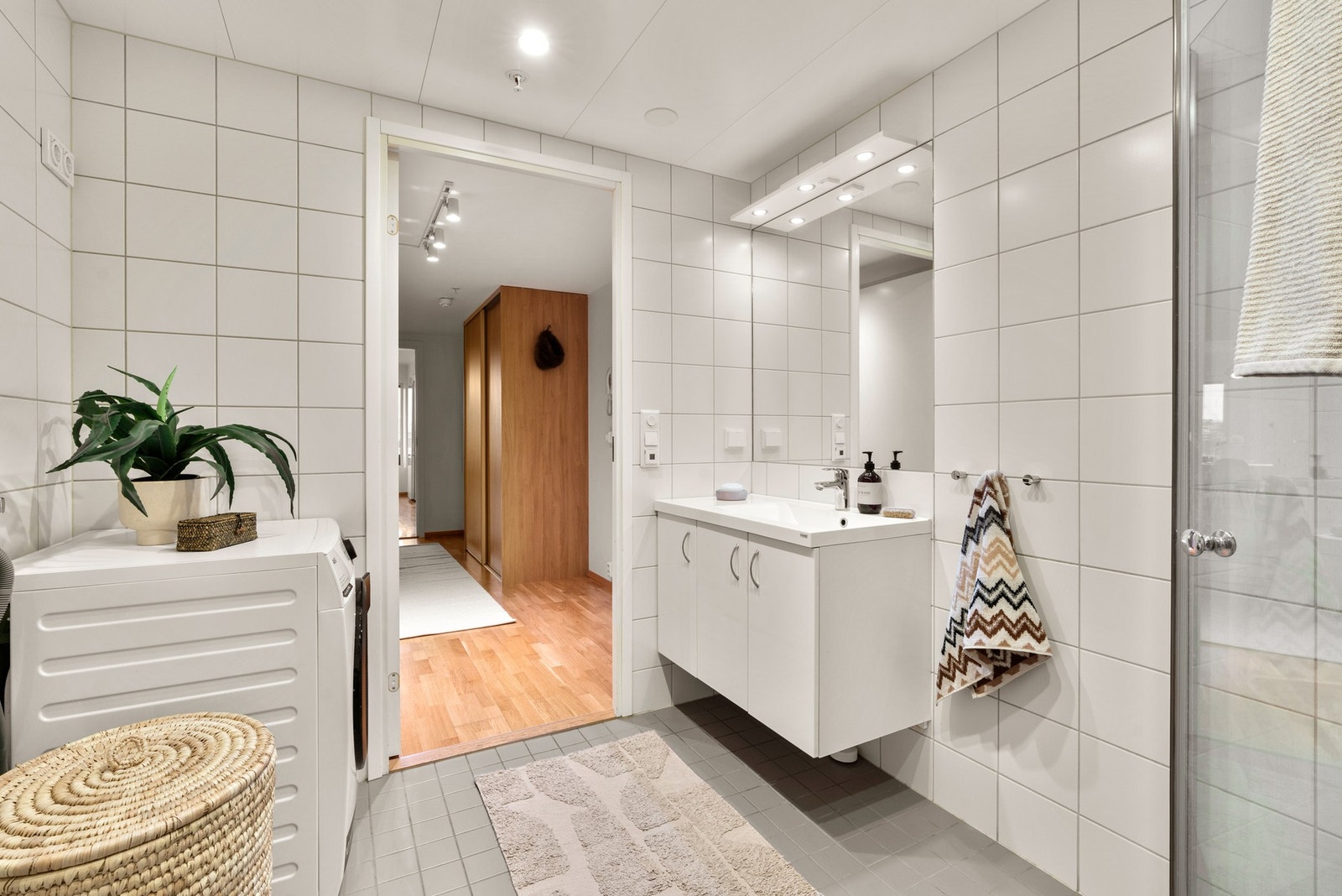 Flislagt dusjbad/WC med varmekabel i gulv og downlights i himlingen. Galleribilde