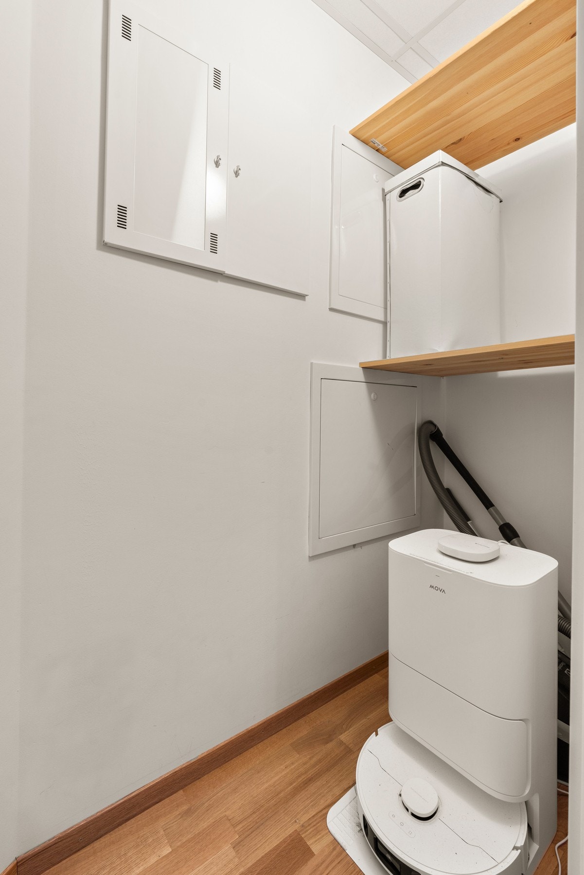 Bod innenfor hovedsoverommet har hyller. Sikringsskap og internett finner du også her. Galleribilde