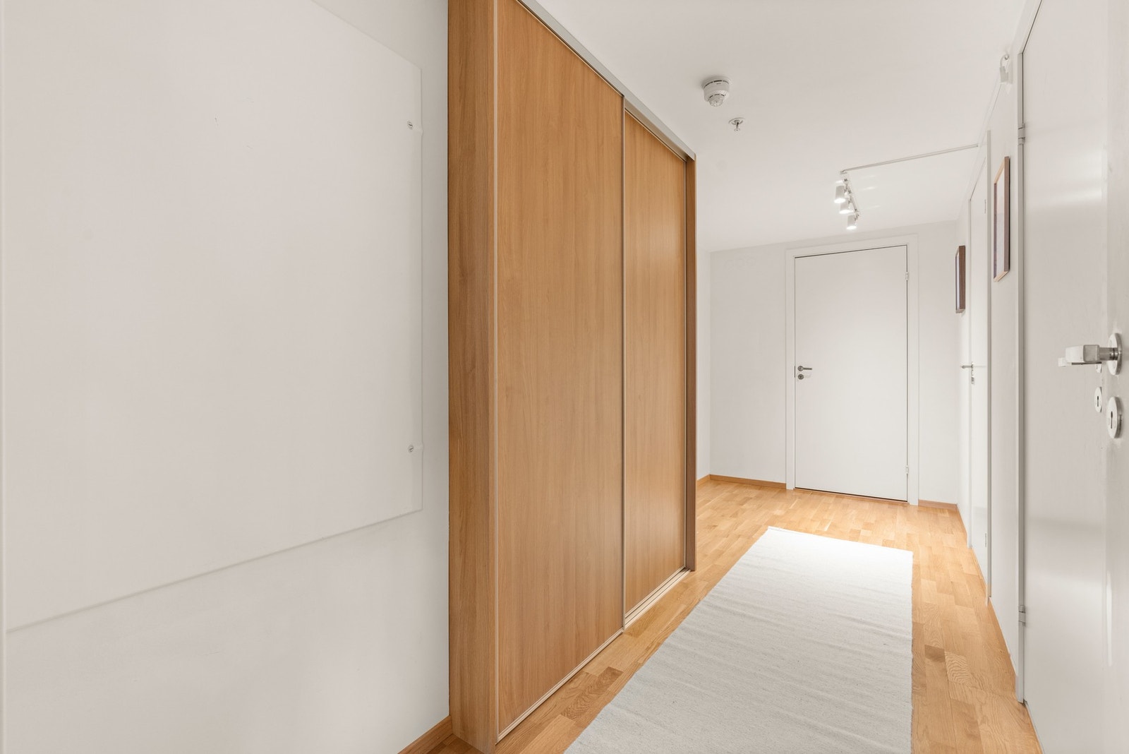 Hvit lysskinne med spotter i himlingen. Galleribilde