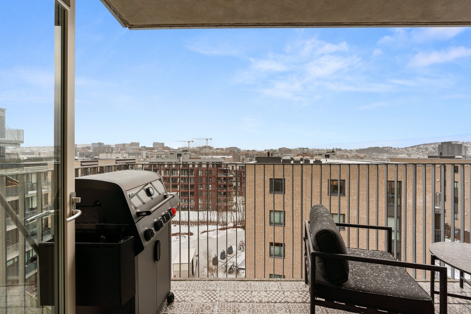 Balkongen har fint plass for en grill. Galleribilde