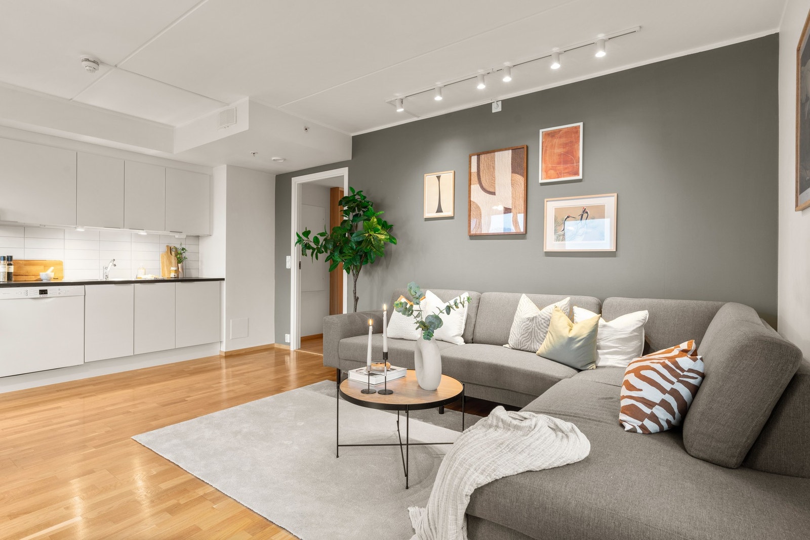 En hyggelig og luftig stue. Utsikt også når man sitter i sofagruppen. Galleribilde