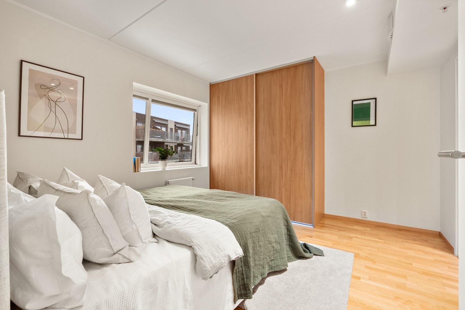 Skyvedørsgarderobe med både oppheng, hyller og skuffer. Galleribilde