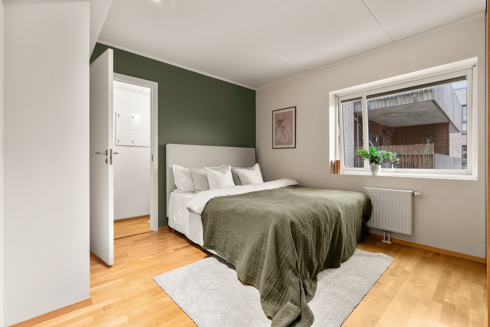 Hovedsoverom som får inn morgensolen. Inngang til liten bod/kott. Galleribilde