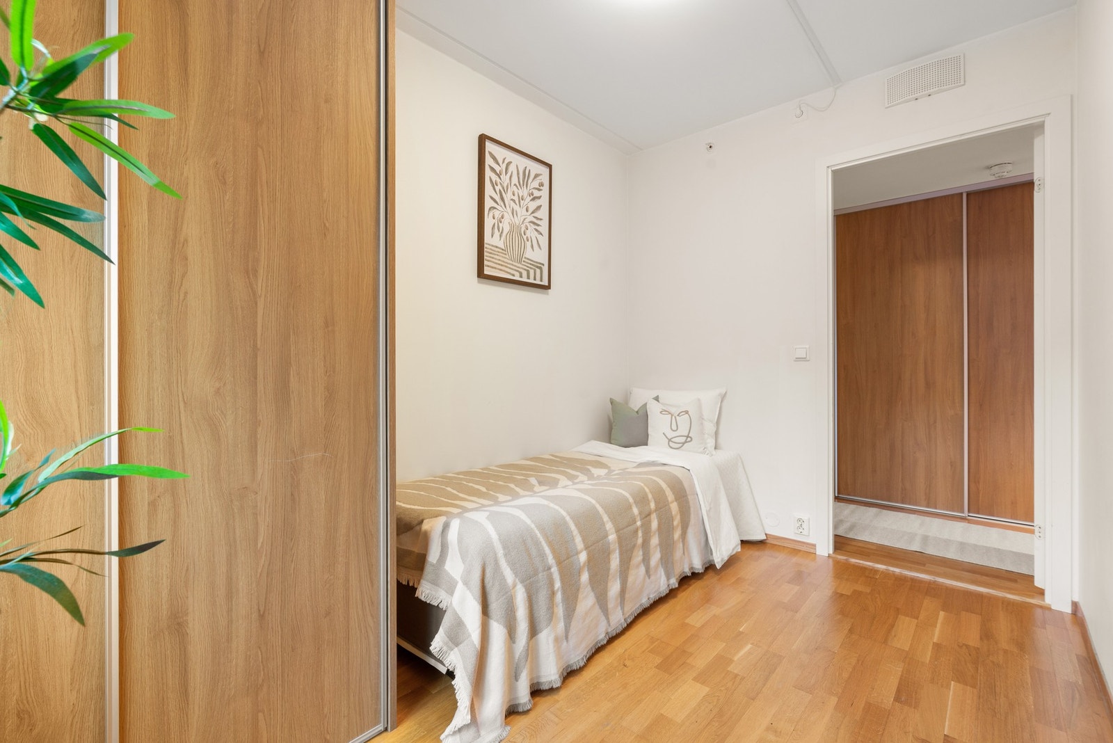 Skyvedørsgarderobe med plass for oppheng, hyller og skuffer. Galleribilde