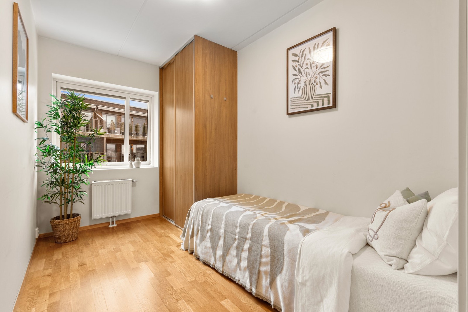 Soverom nr. 2. Svalt soverom som får morgensol. Galleribilde