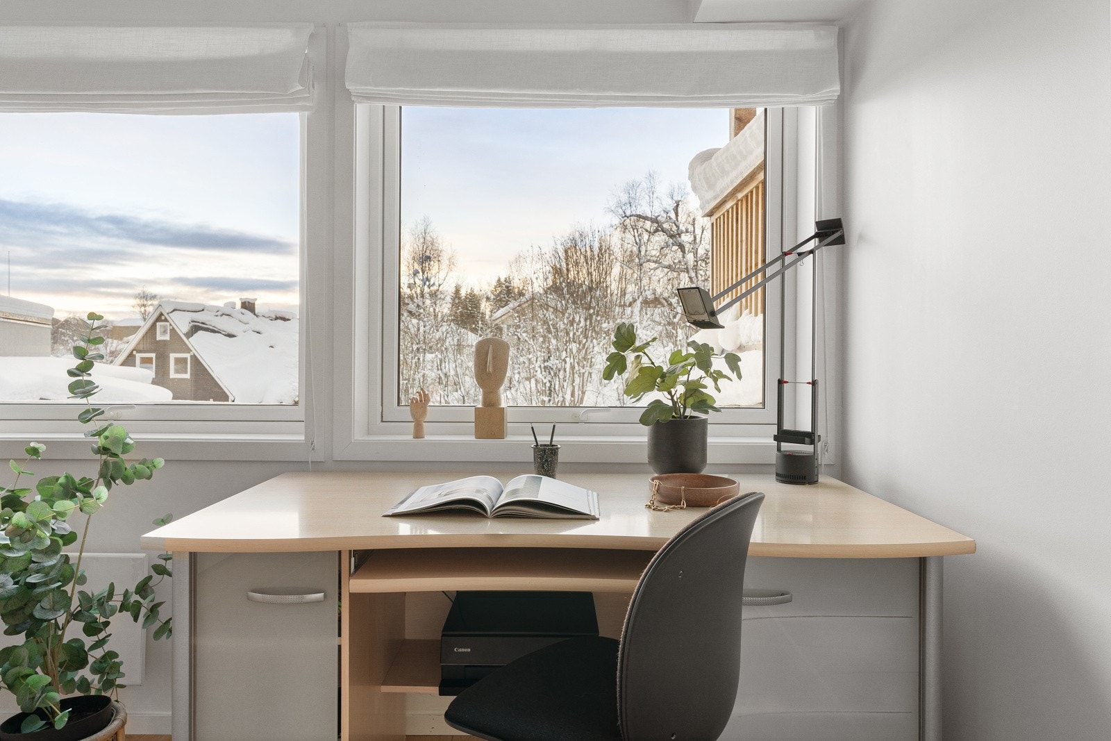 Her kan du sitte på hjemmekontor og nyte den flotte utsikten.