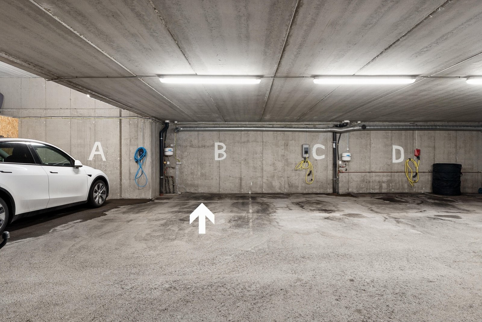 Garasjeplass i felles garasjeanlegg. Det er også sportbod i garasjeanlegget.