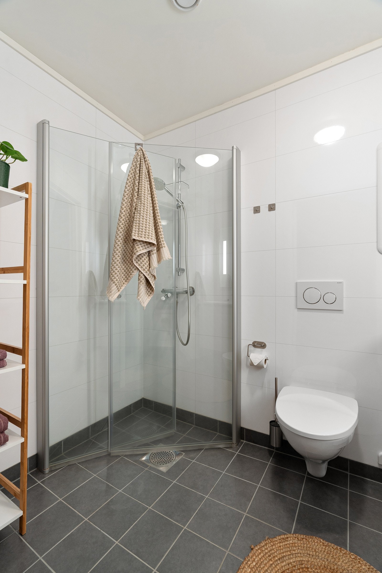 Dusjhjørne med innfellbare dusjvegger.