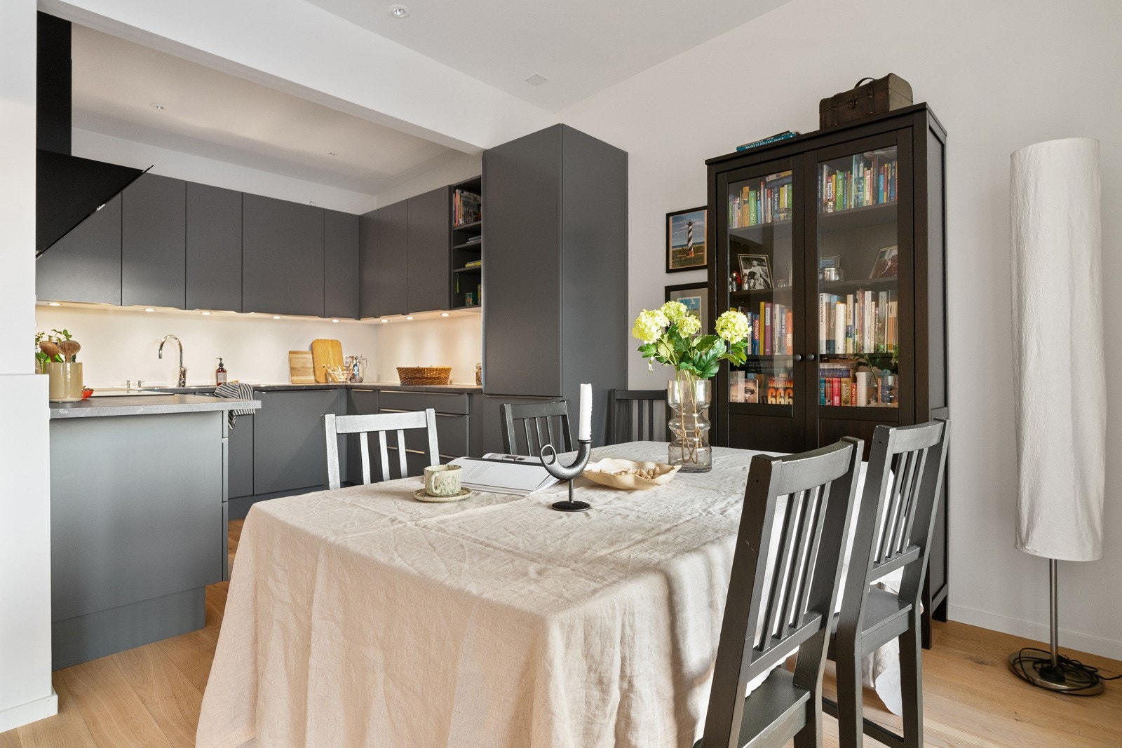 Rene og slette overflater som gir moderne uttrykk. Spiseplassen har sin naturlige plass like ved kjøkkenet.