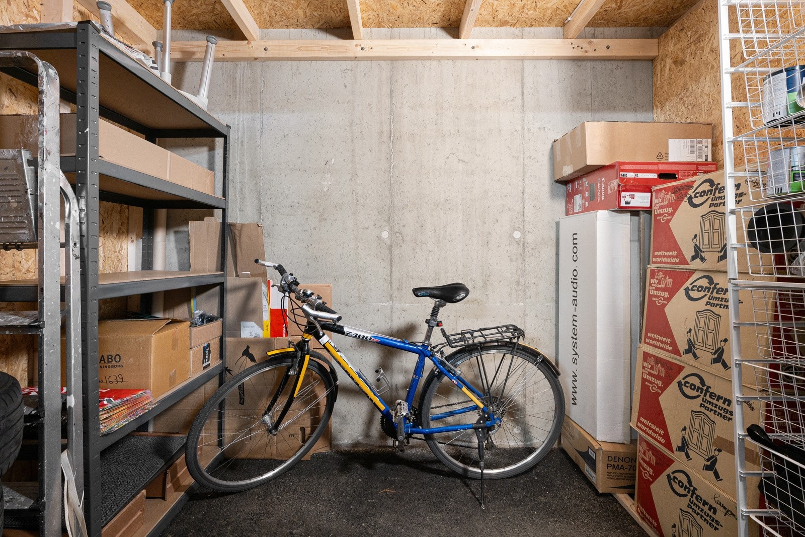 Sportsbod i garasje.