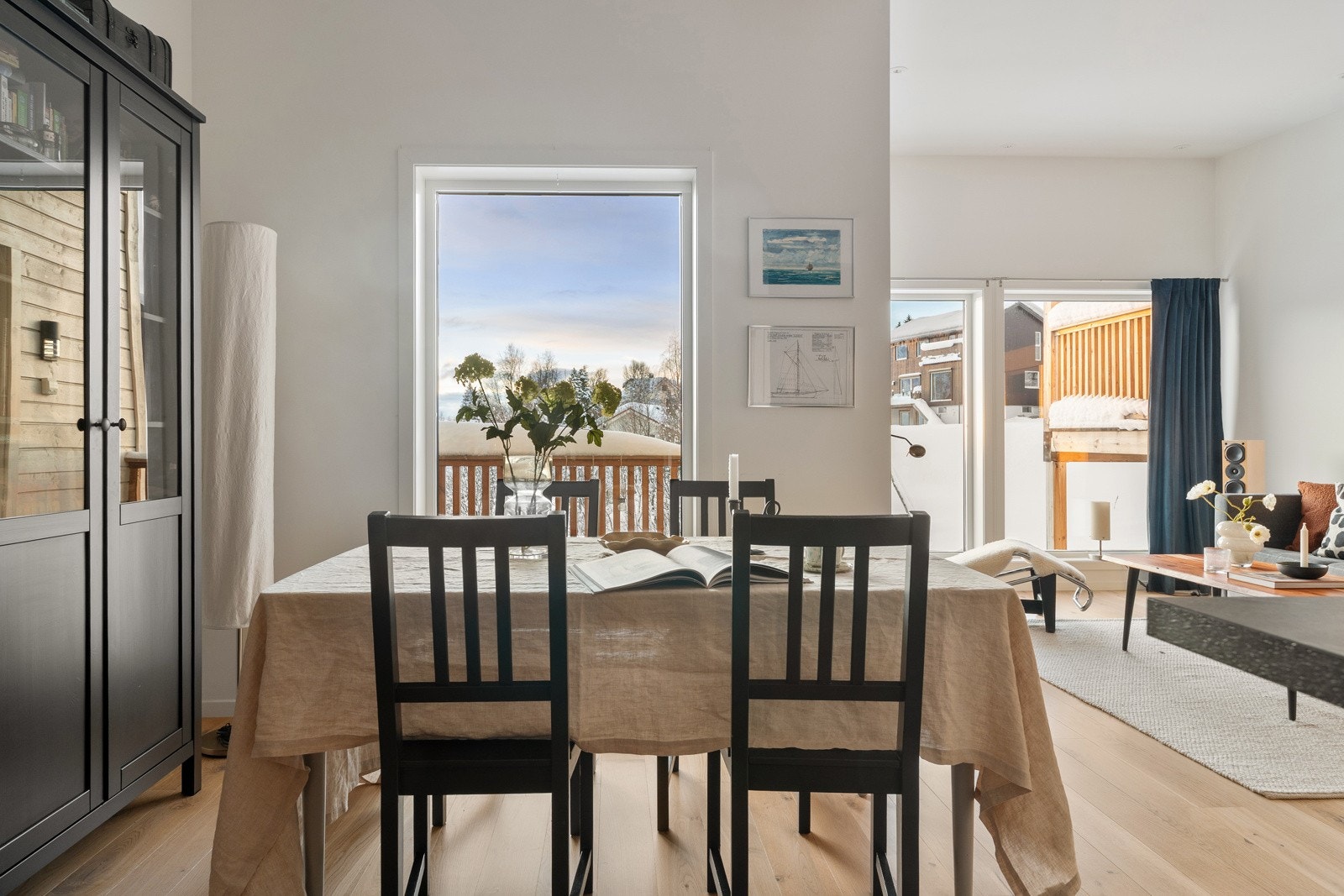 Familievennlig planløsning med åpen stue- og kjøkkenløsning, som vil fungere som et fantastisk allrom for hele familien.