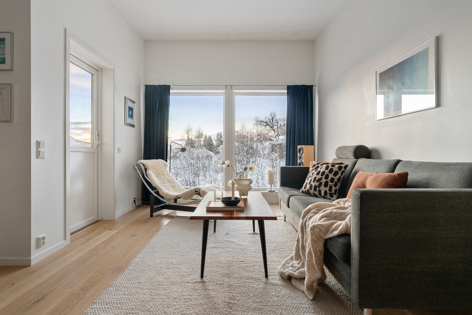 Det er god takhøyde og store vindusflater, som skaper en luftig atmosfære og god romfølelse!