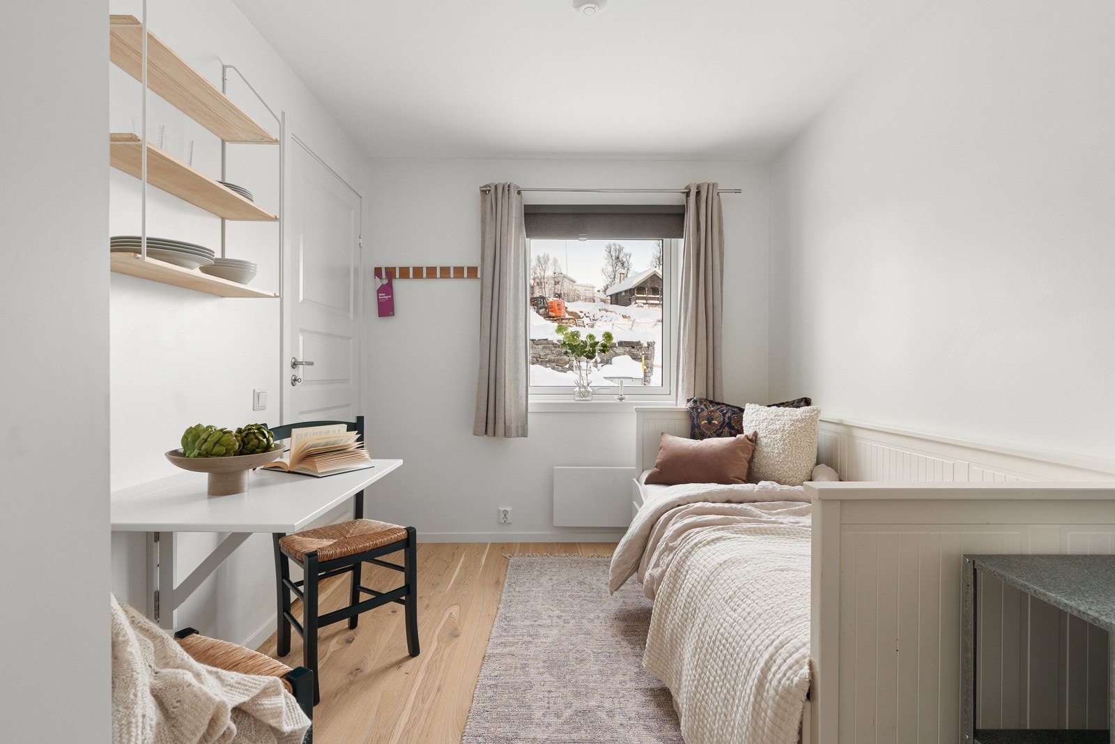 Hybel med eget kjøkken/bad. Har man behov for mer plass, så kan man benytte seg av hele boligen selv.