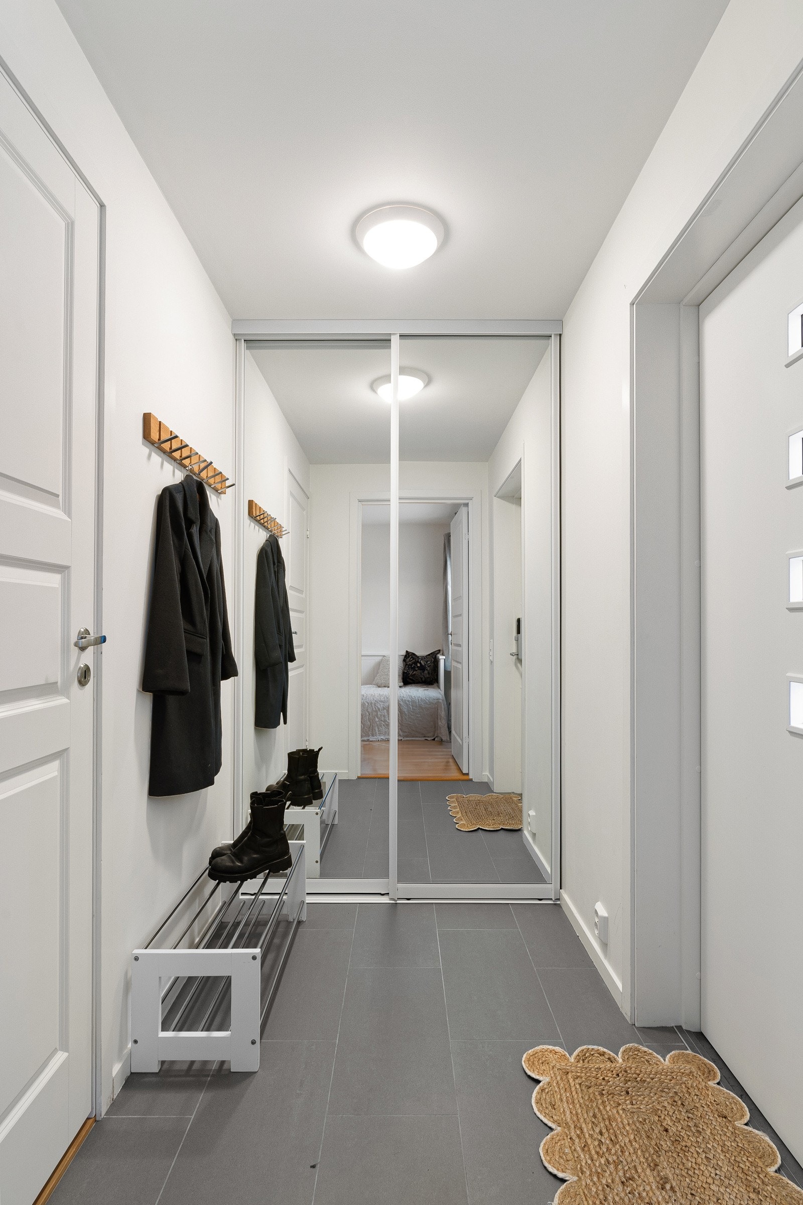 Velkommen inn. Entré med skyvedørsgarderobe.