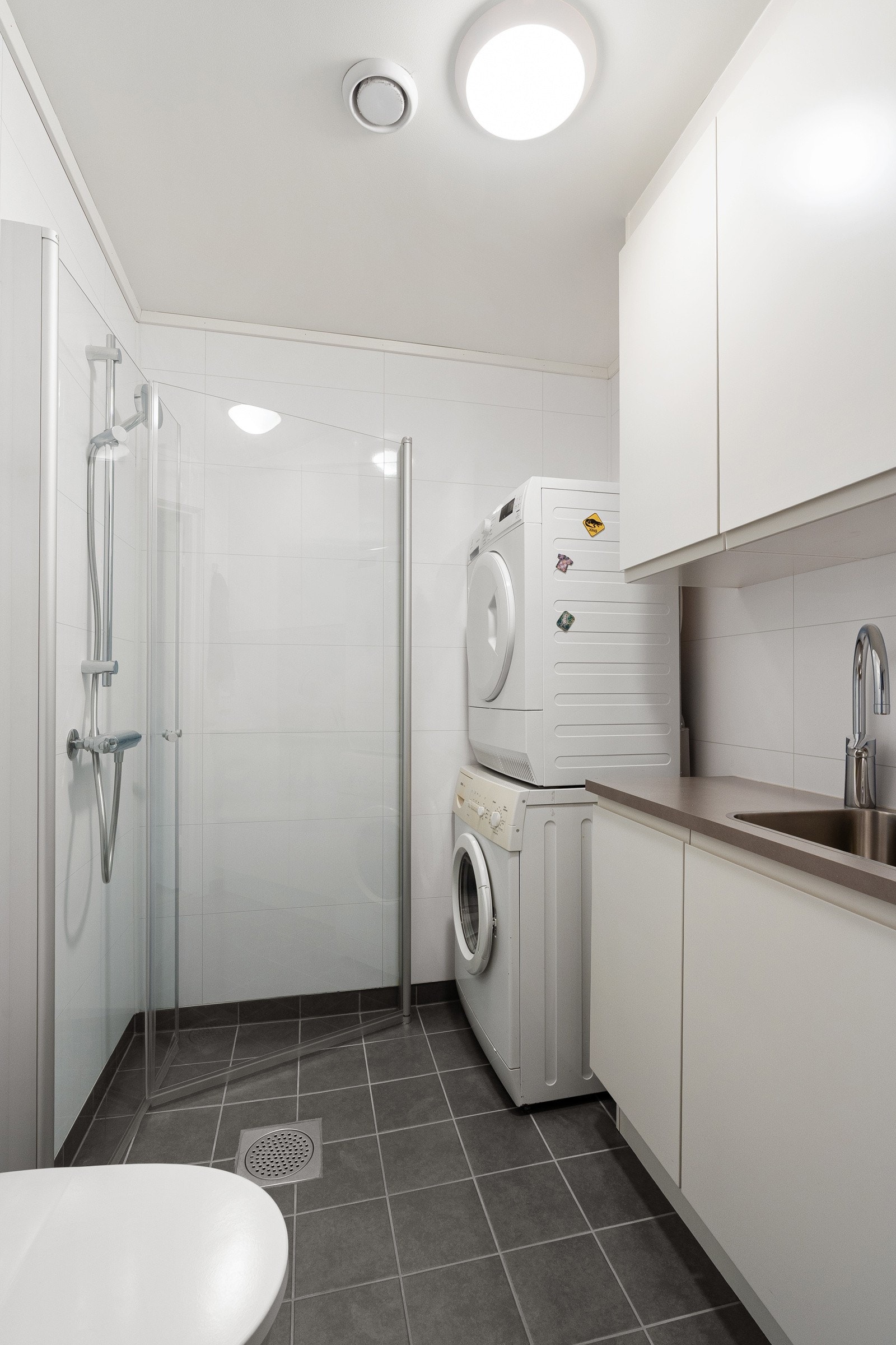 Bad/wc/vaskerom i 1.etasje med opplegg for vaskemaskin og plass til tørketrommel.