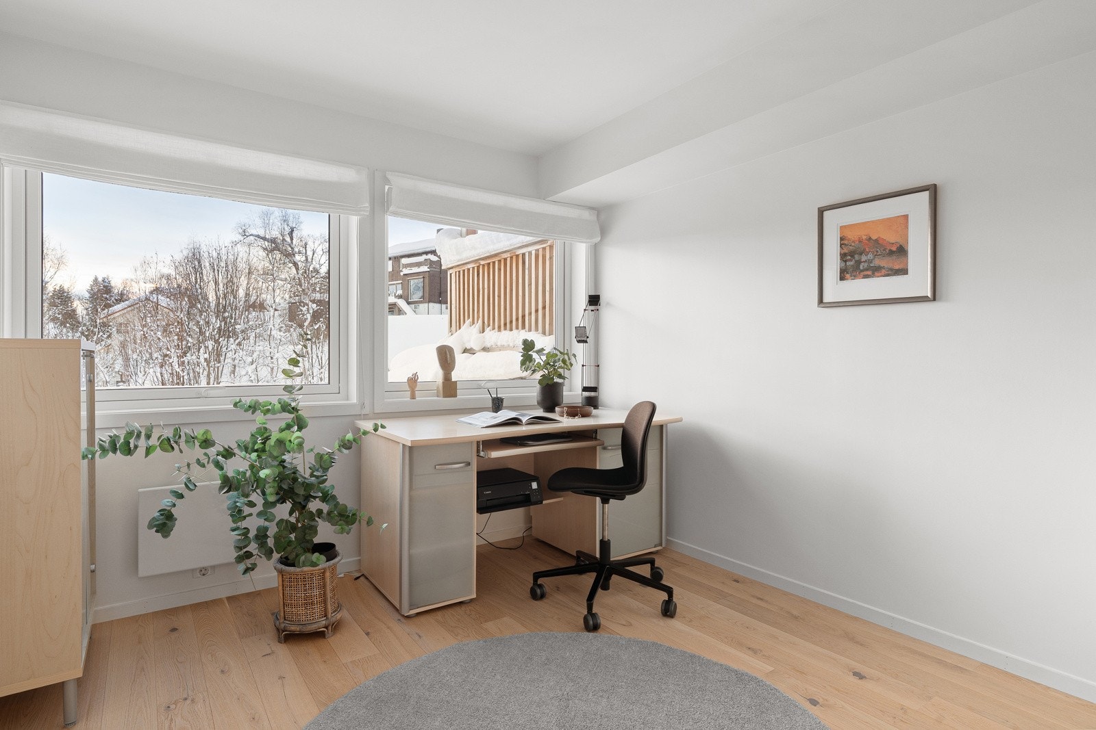 Romslig soverom med god plass til seng og kontorplass.