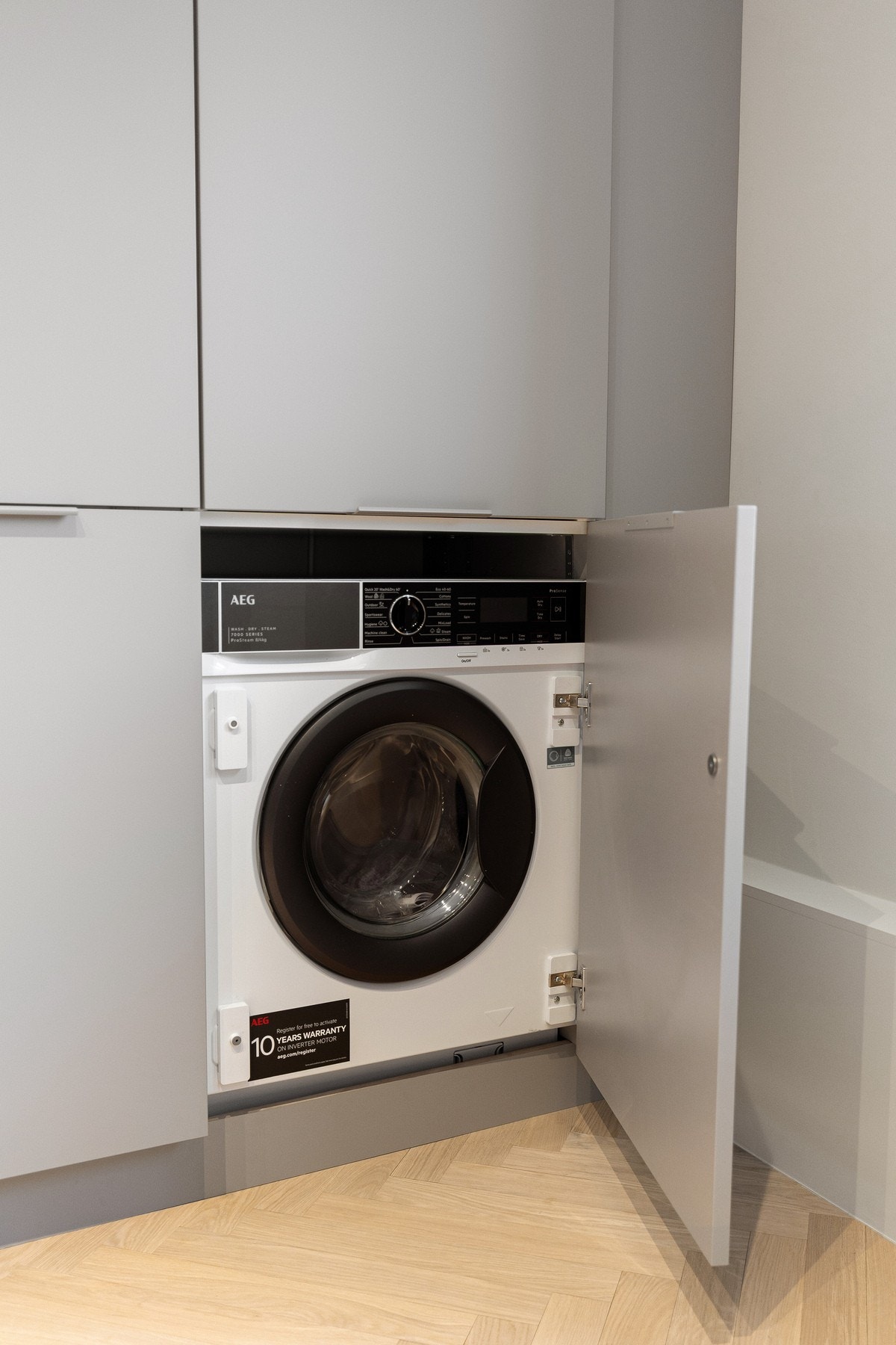 Integrert vaskemaskin med tørkefunksjon i kjøkkeninnredning. Galleribilde