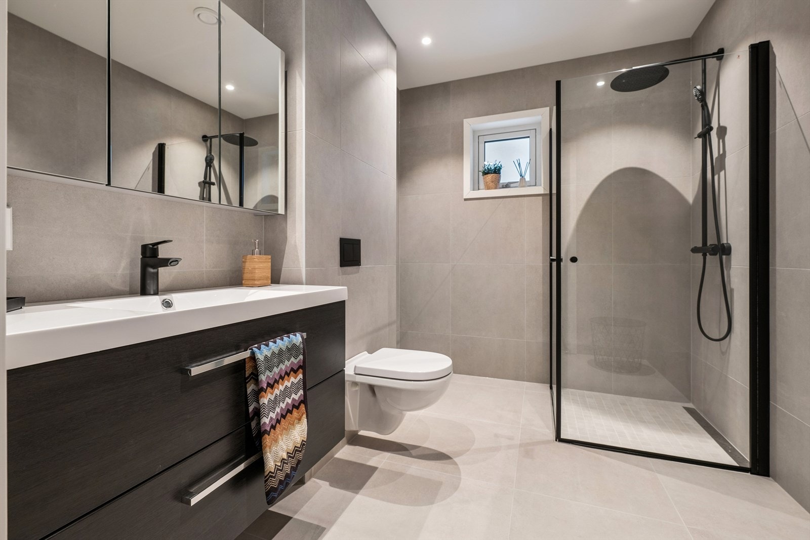 Meget pent og moderne baderom med tidsriktige materialvalg. Galleribilde