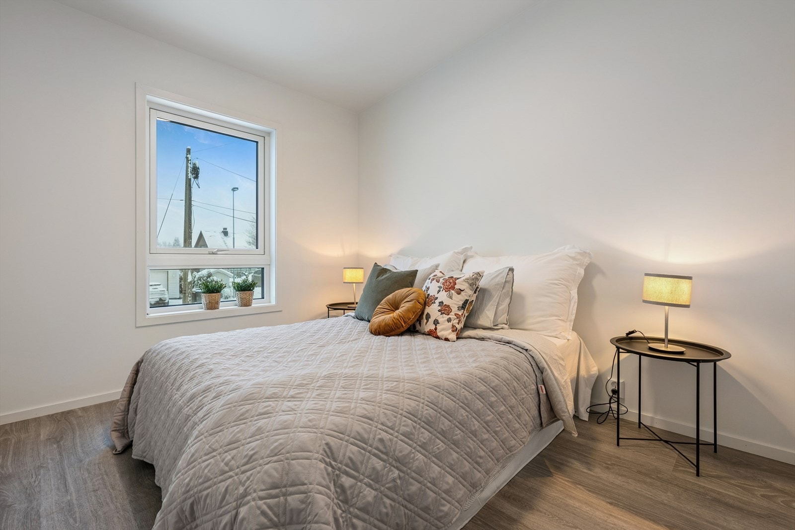 Meget pent og lyst soverom malt i en dus og tidsriktig farge som gir rommet en god atmosfære. Galleribilde