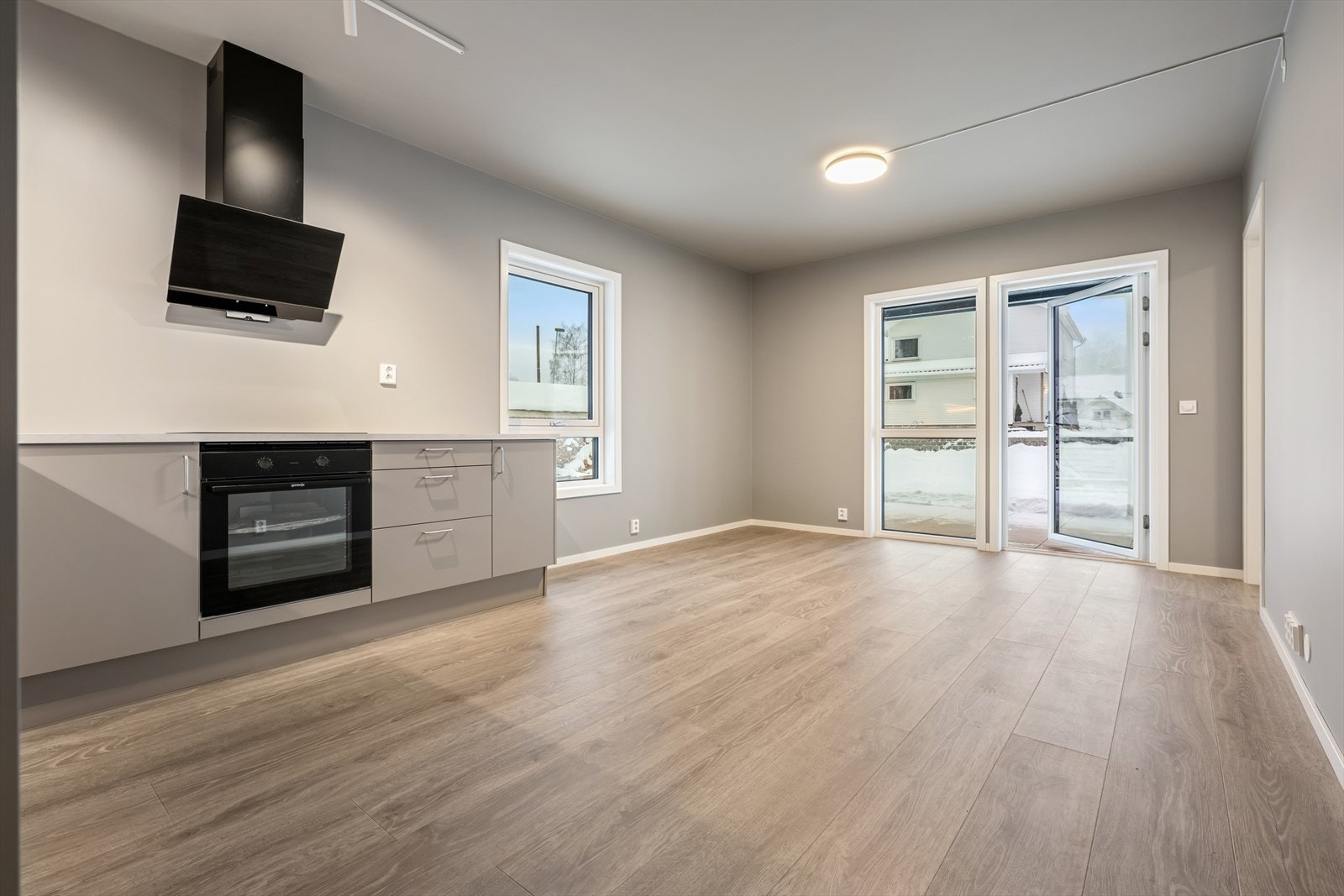 Moderne åpen planløsning mellom stue og kjøkken. Galleribilde