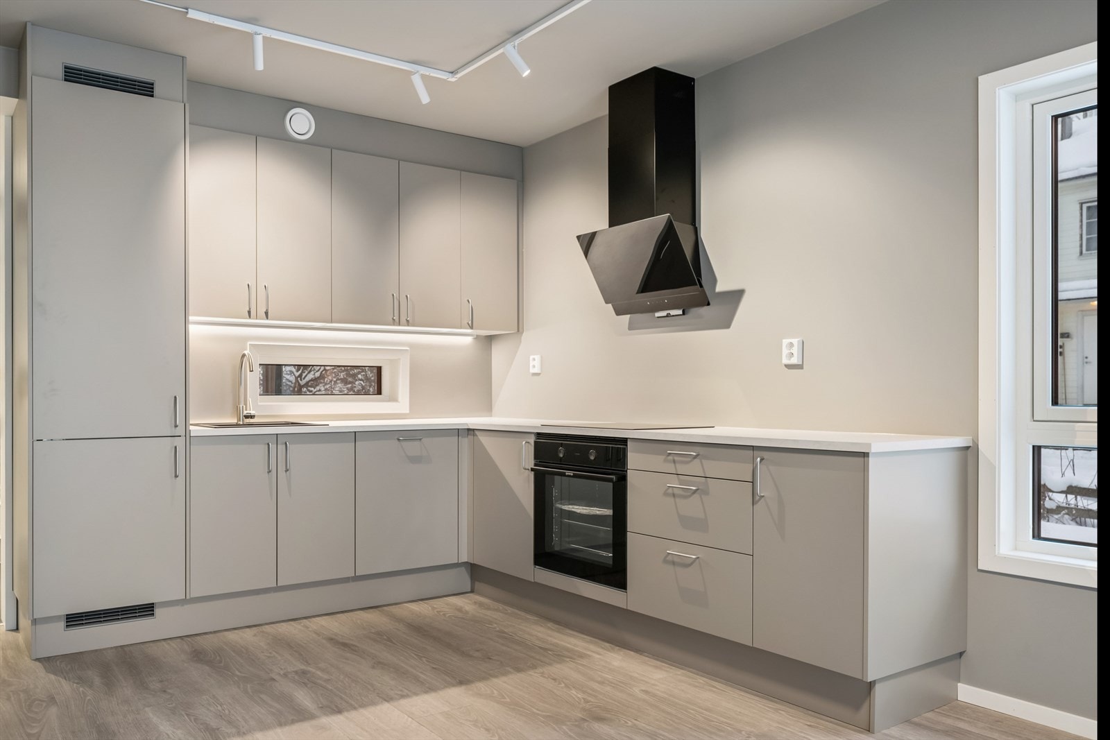 Kjøkken med moderne, innebygde hvitevarer som gir et helhetlig og elegant uttrykk. Galleribilde