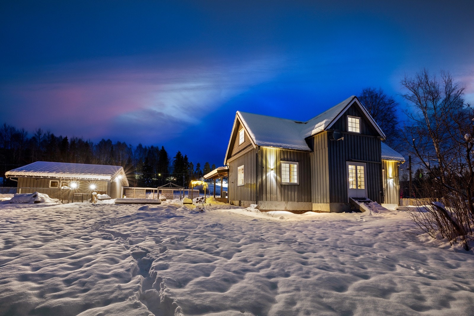 Tomten er opparbeidet med diverse beplantning og noen dammer for dekorasjon. Galleribilde