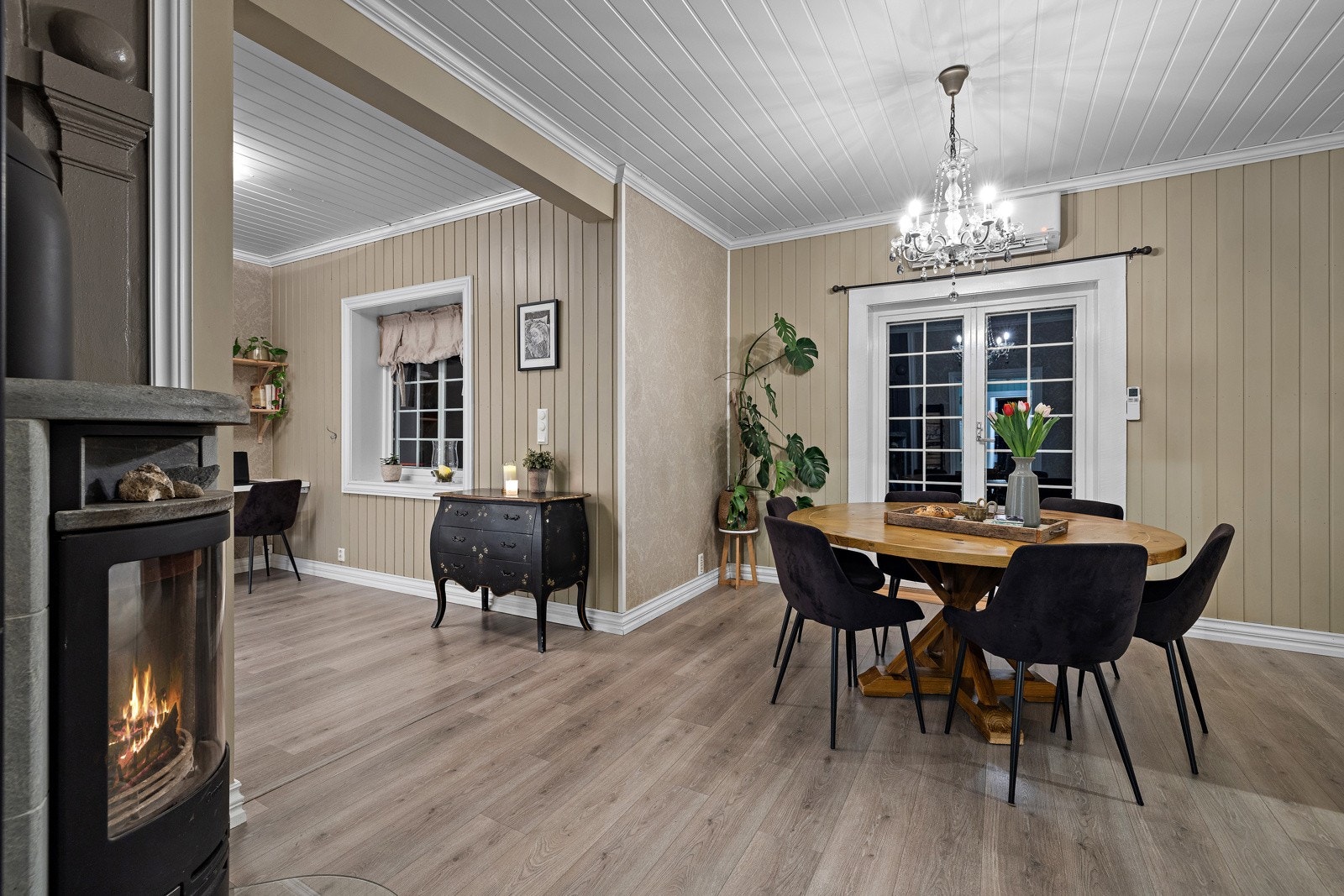 Hyggelig spisestue med peis for ekstra varme og kos. Galleribilde