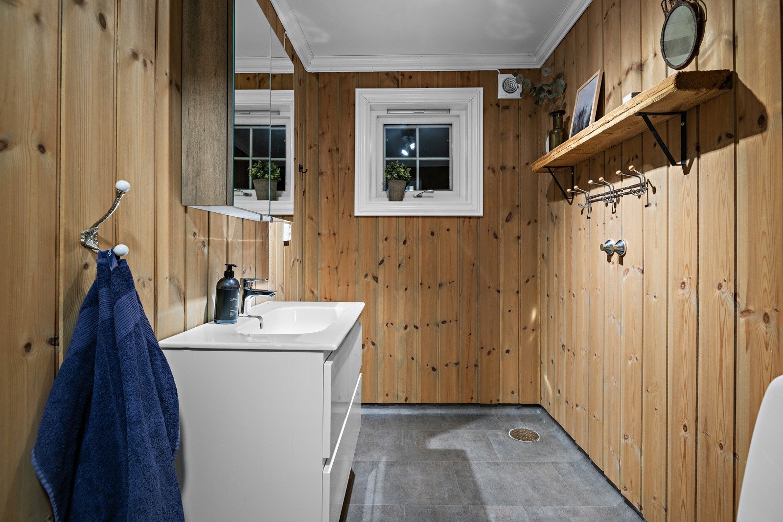 Toalettrom er innredet i 2015 med nye overflater for gulv og vegger, samt nytt utstyr. Galleribilde