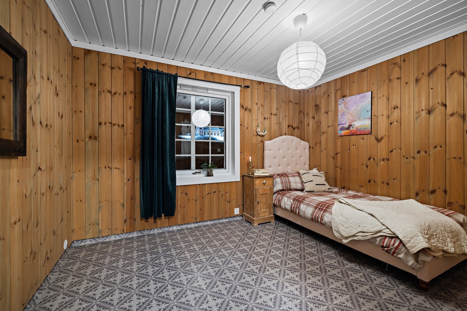 Soverom i 1. etasje har tidligere vært vaskerom. Varmekabel i gulv. Galleribilde