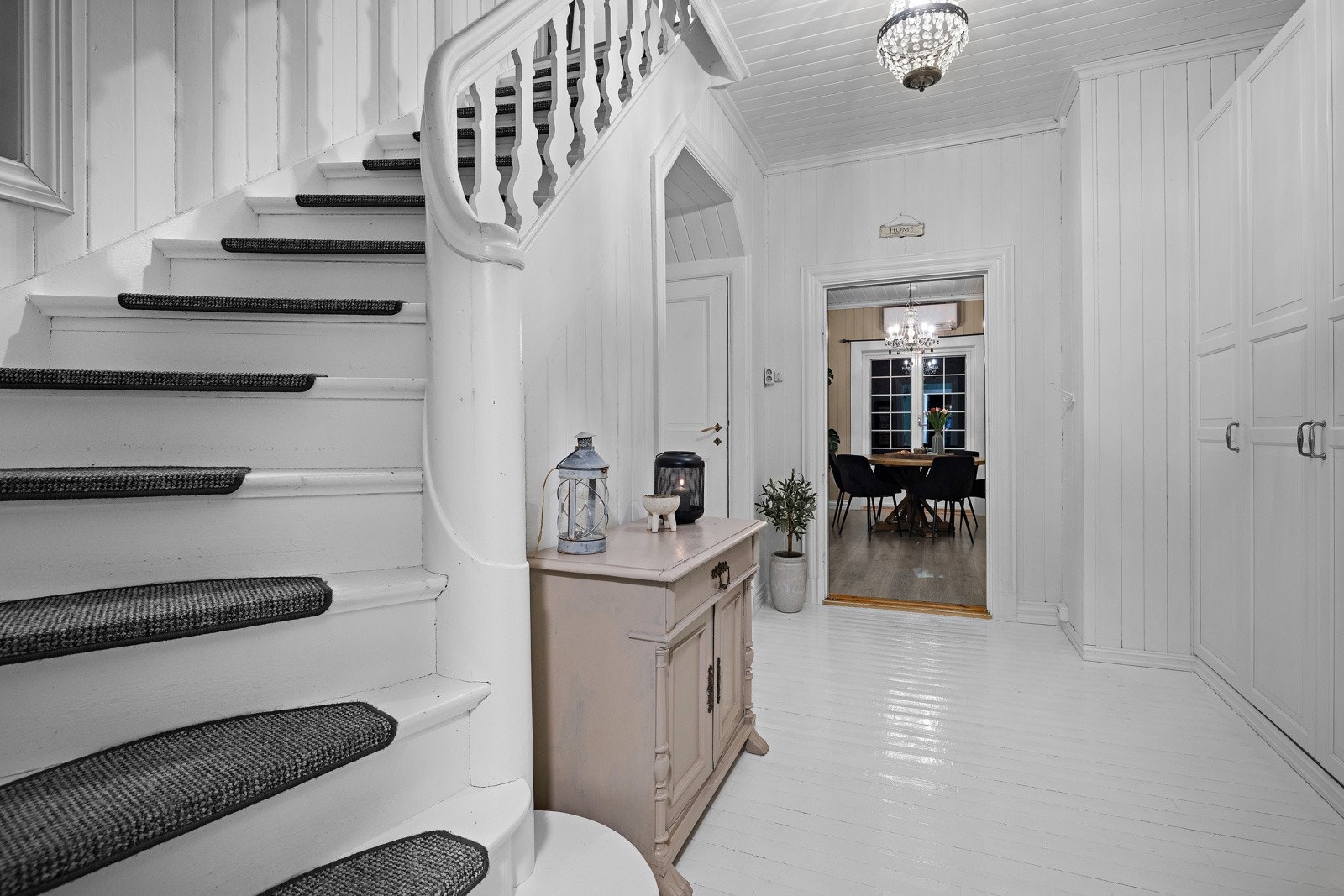 Romslig og stemningsfullt trapperom. Galleribilde