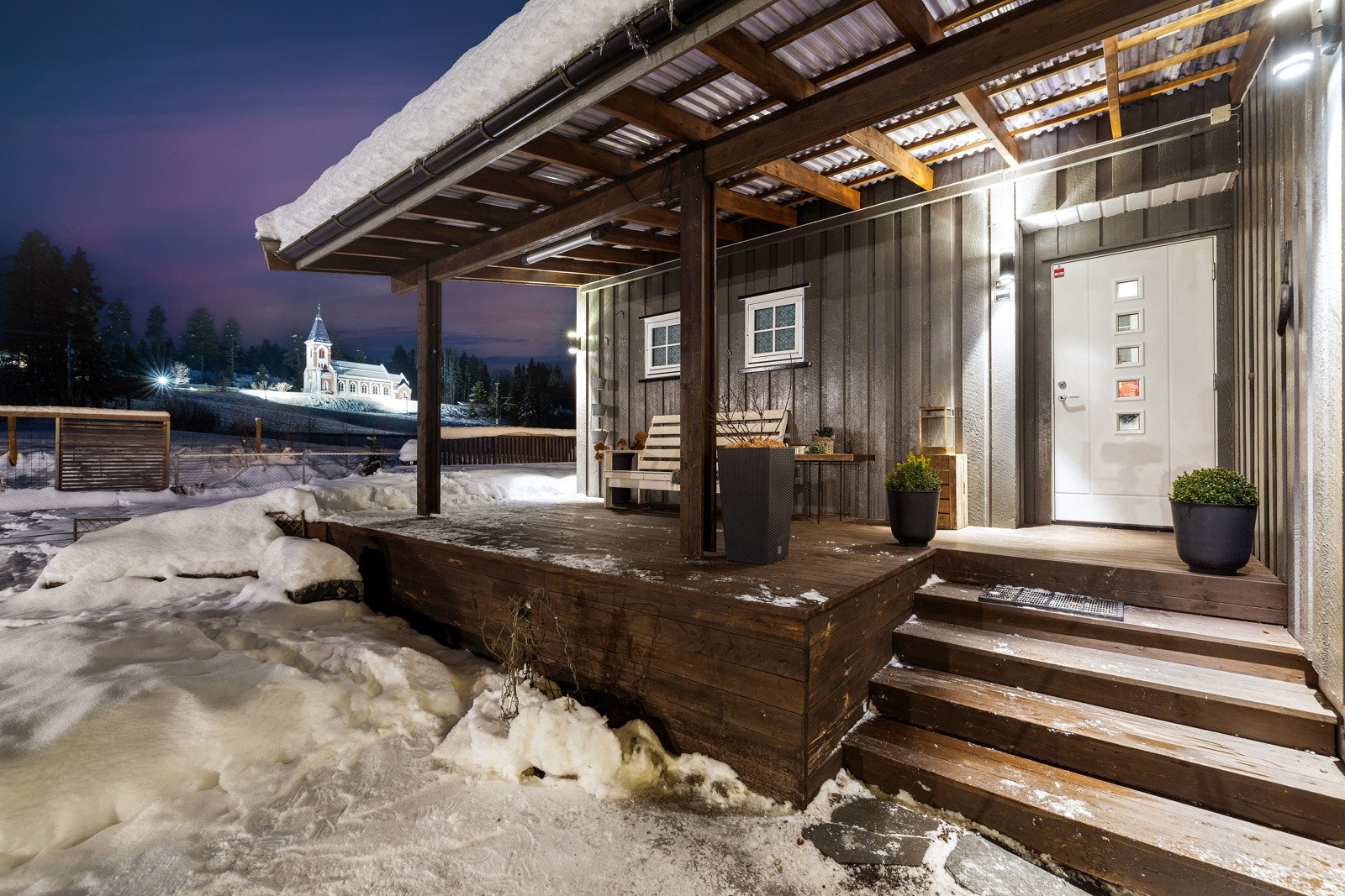 Inngangsparti med stor og hyggelig platting. Galleribilde