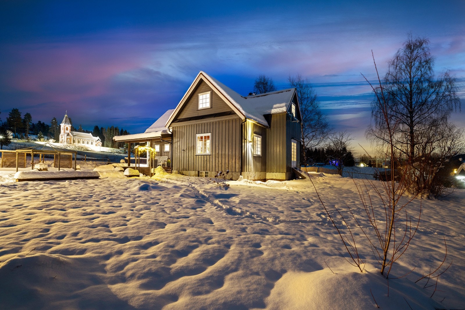 Store deler av tomten er innenfor inngjerdingen. Støpejernsport mellom parkeringsplass og hagen. Galleribilde