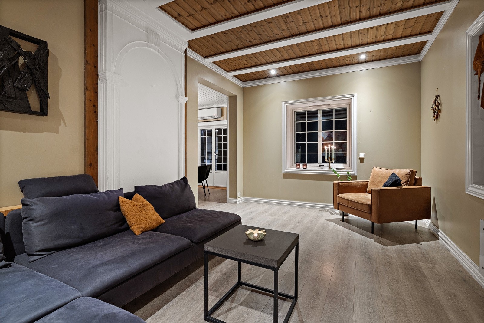 Det har tidligere vært peis også i TV-stuen. Pipen er fjernet over tak. Galleribilde