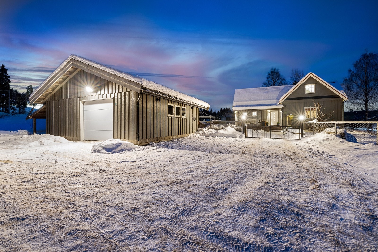 Det er også en dobbeltgarasje på eiendommen. Etter innkjøringen ble bygget om ble det kun installert port til en bil. Galleribilde