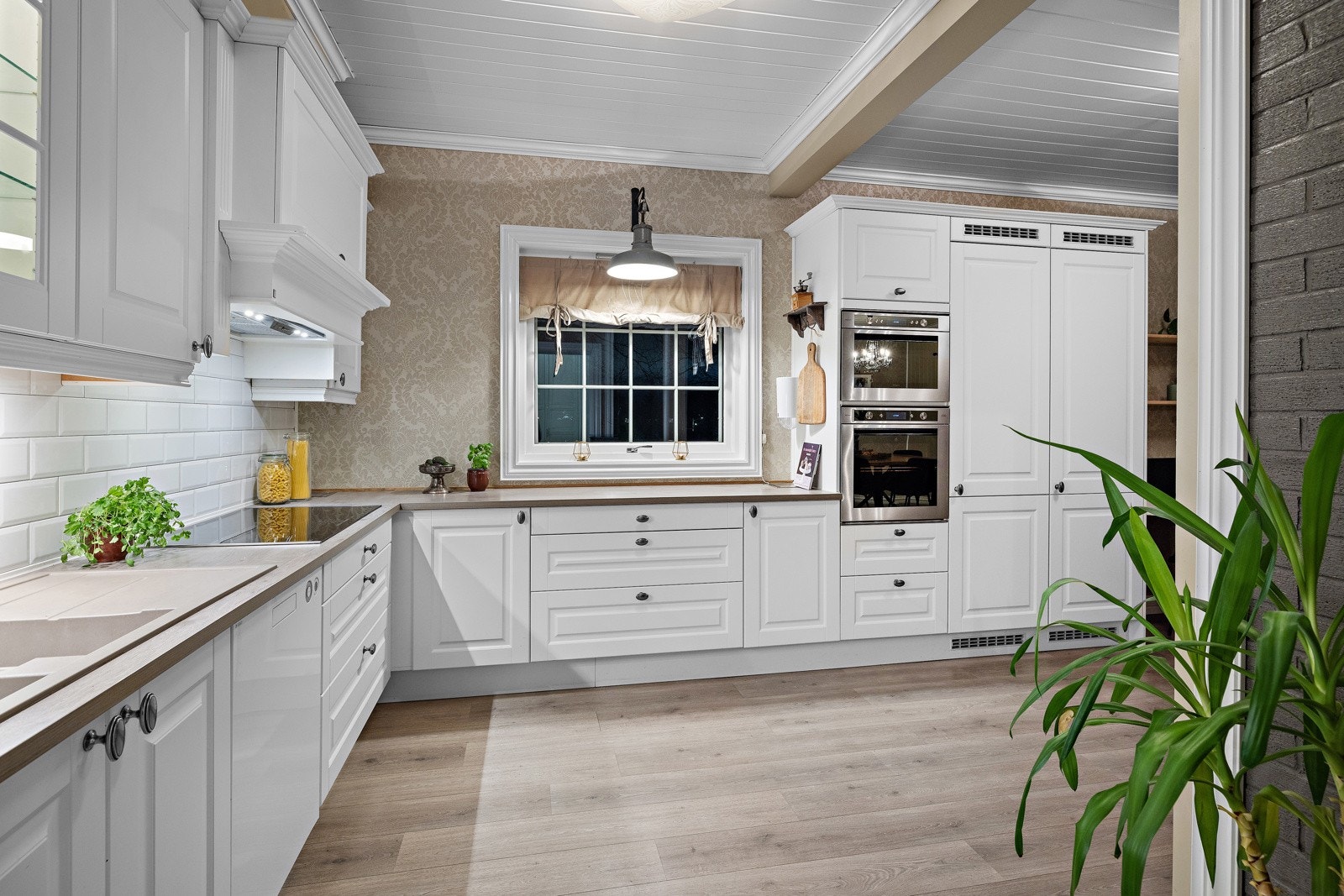 Stort og lyst Nybo-kjøkken med god plass. Galleribilde