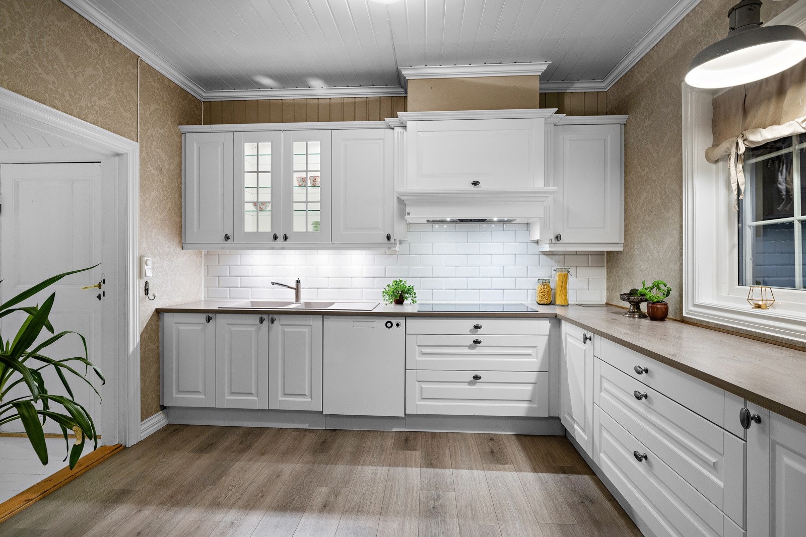 Godt med lagring i over- og underskap. Galleribilde