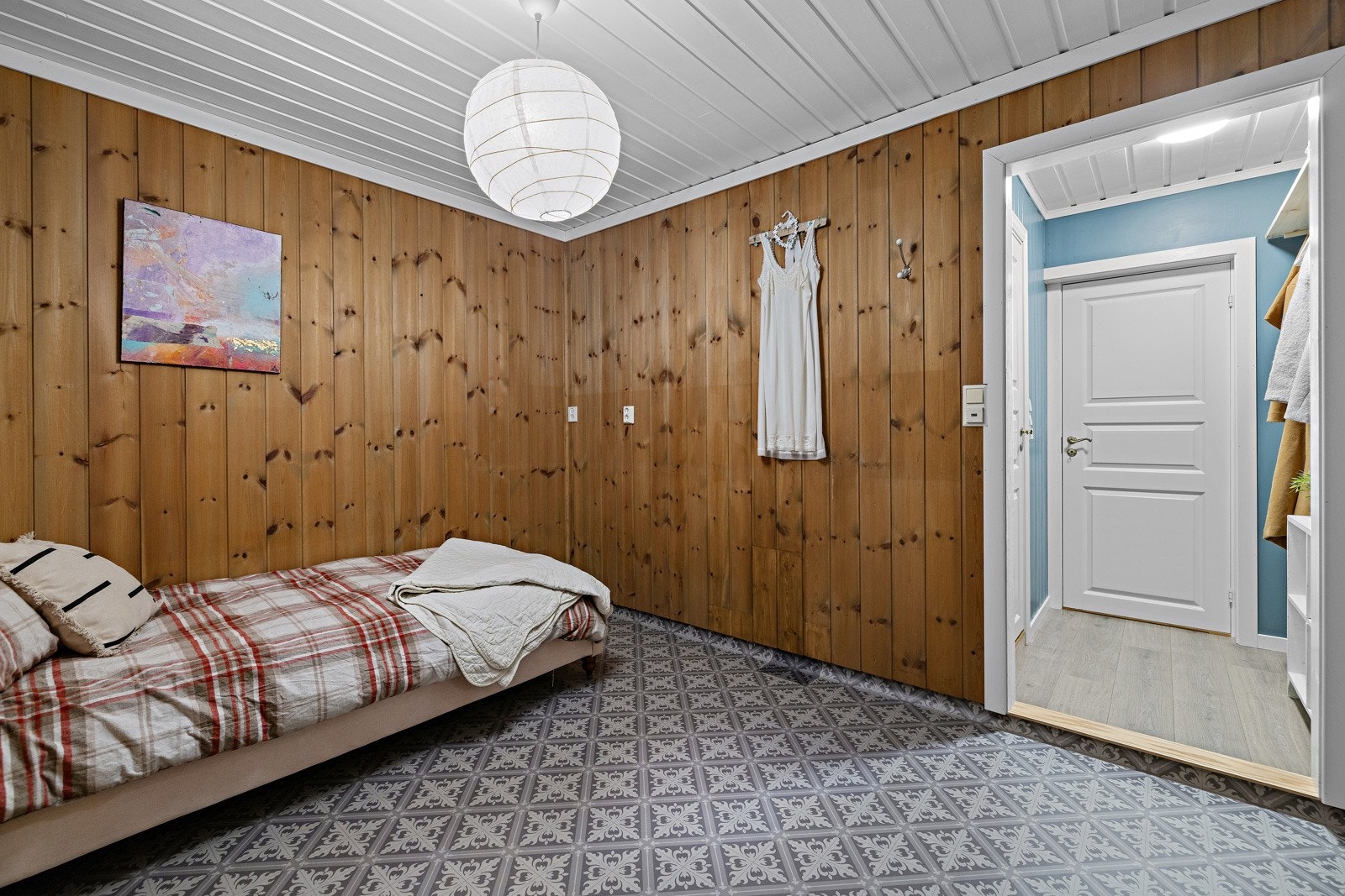 Mellomgang med oppbevaring og adkomst til toalett. Galleribilde