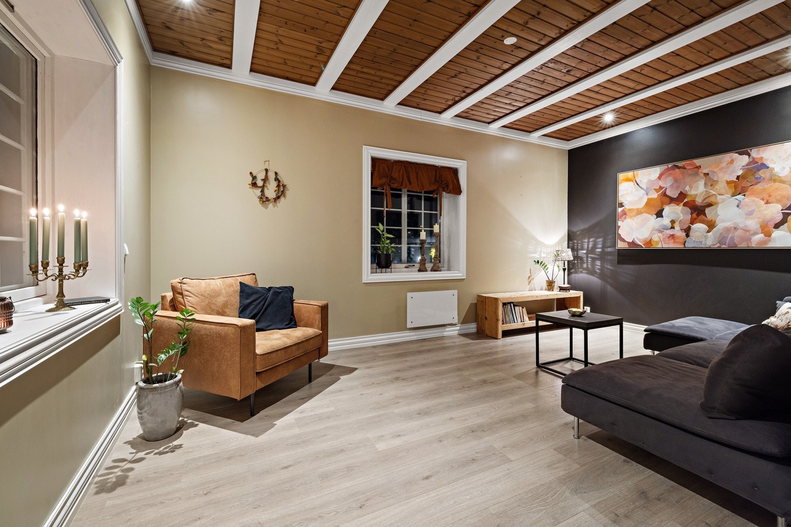 Ved siden av spisestuen, er en pen stue med god romfølelse. Galleribilde