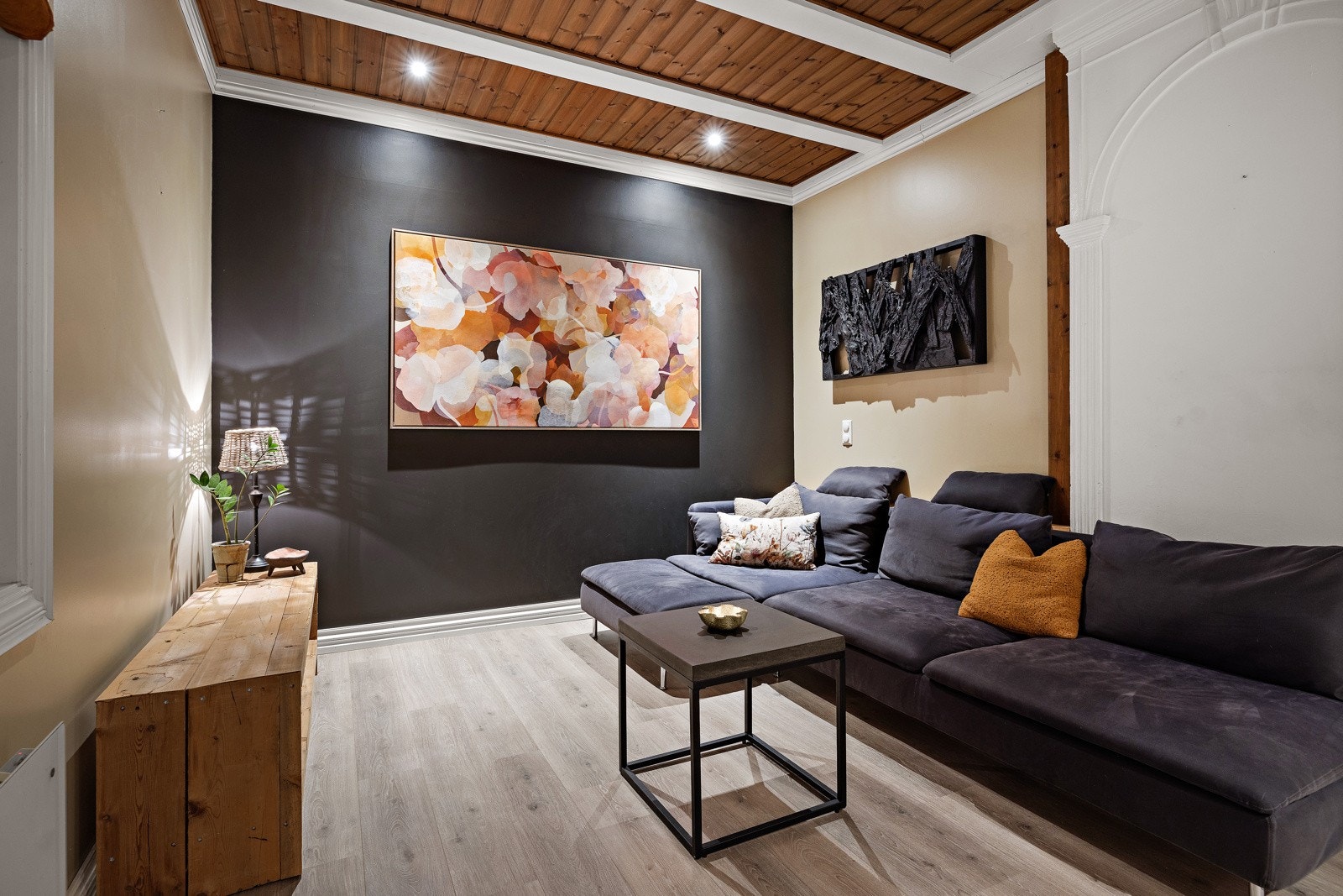 Selger driver galleri, kunsten på veggen kan også kjøpes. Galleribilde