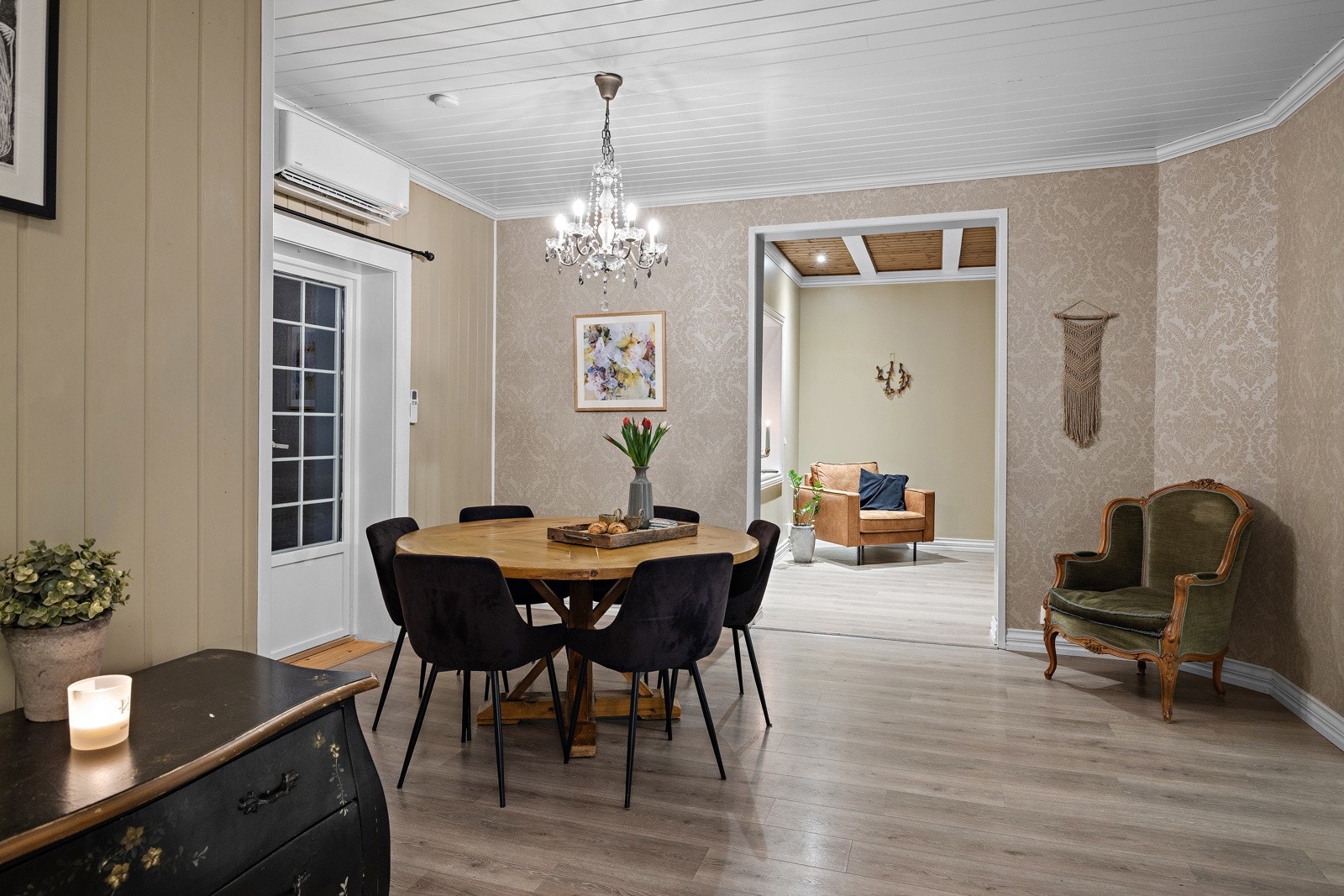 Fra spisestuen er det adkomst til hagen Galleribilde