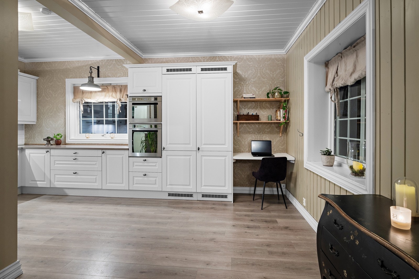 Praktisk arbeidsplass integrert i kjøkkenløsningen Galleribilde