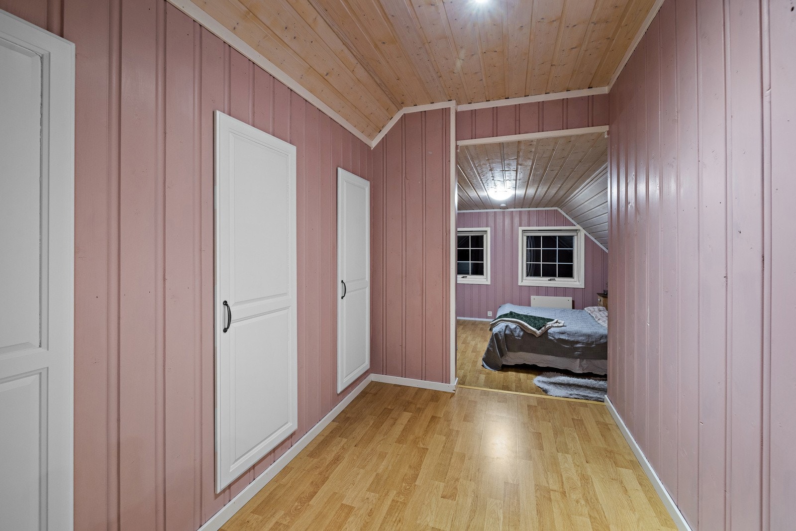 Mellomgang til soverom 4, med plass til oppbevaring i kneloft. Galleribilde