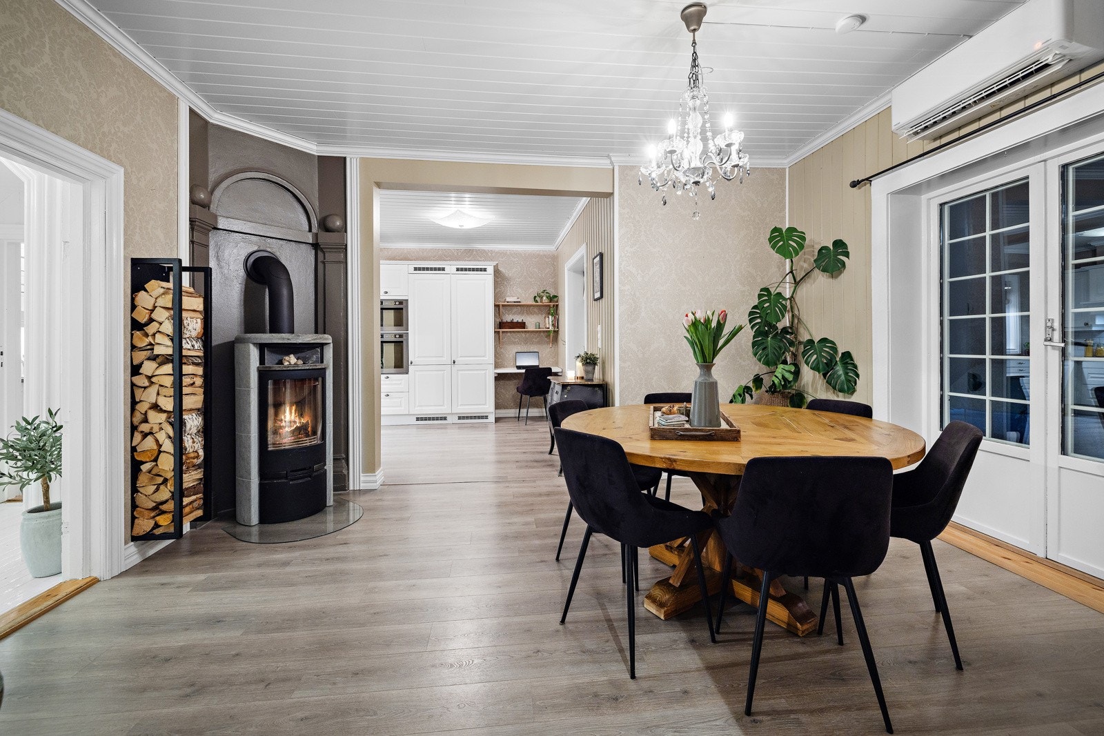 Kjøkken og spisestue henger naturlig sammen. Galleribilde