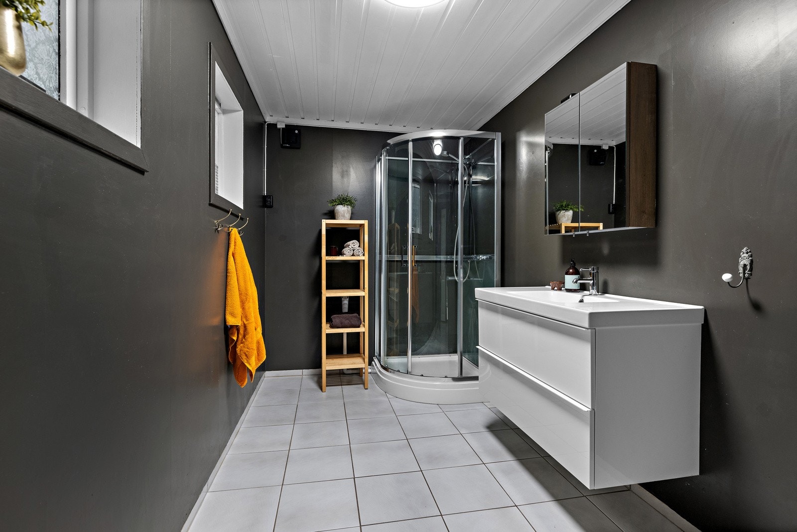 Romslig bad/ vaskerom med opplegg for vaskemaskin. Galleribilde