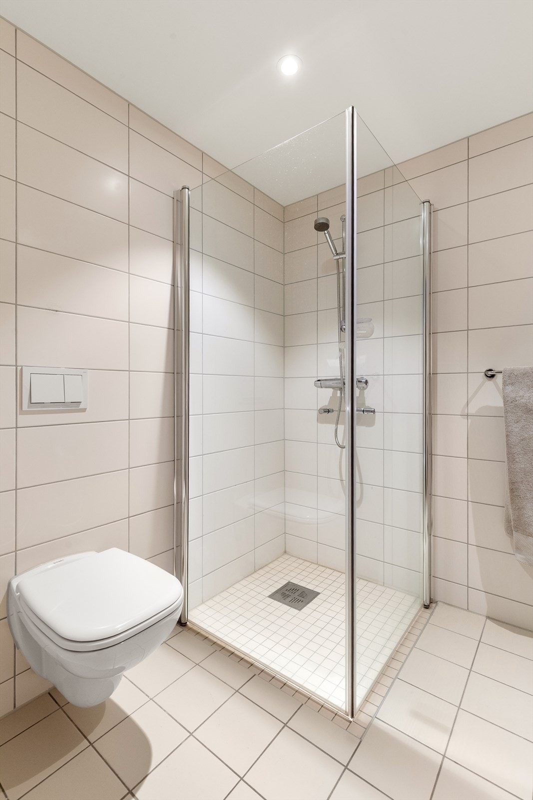 Det er innfelte downlights i tak for tilpasset belysning Galleribilde