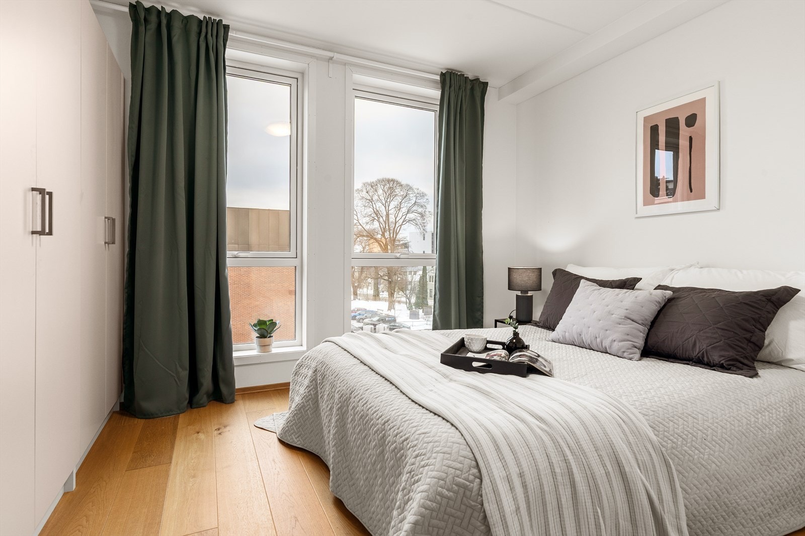 Romslig soverom med god plass til dobbeltseng og tilhørende nattbord Galleribilde