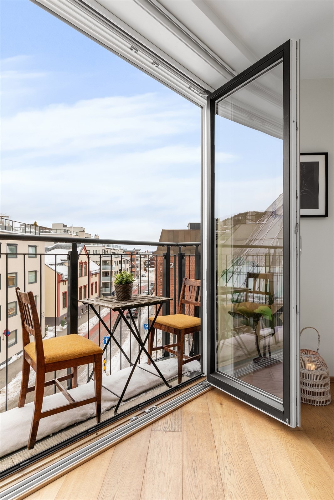 De store skyvedørene bidrar til et lyst og luftig oppholdsrom Galleribilde