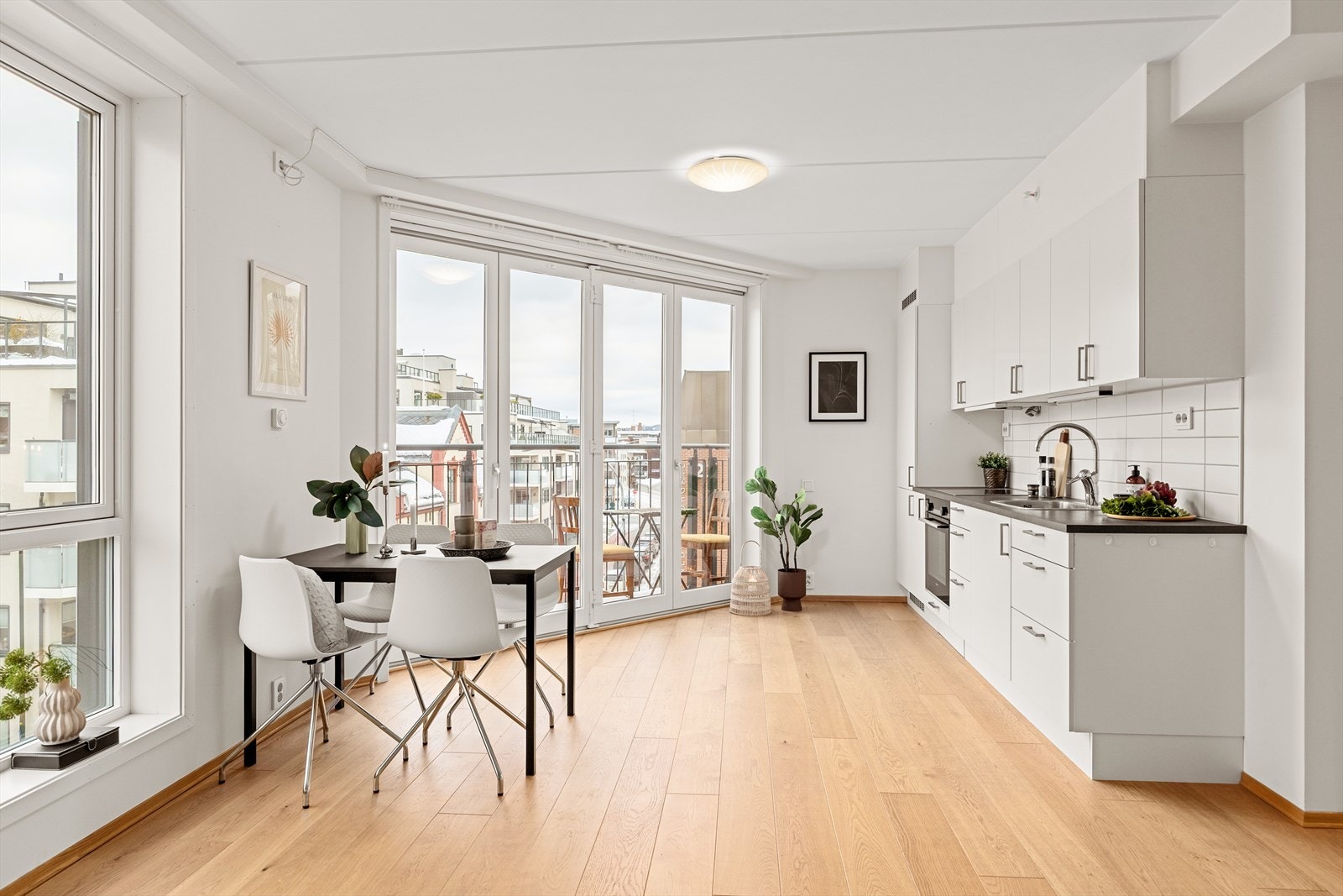 De store vindusflatene bidrar til godt med naturlig lys i oppholdsrommet Galleribilde