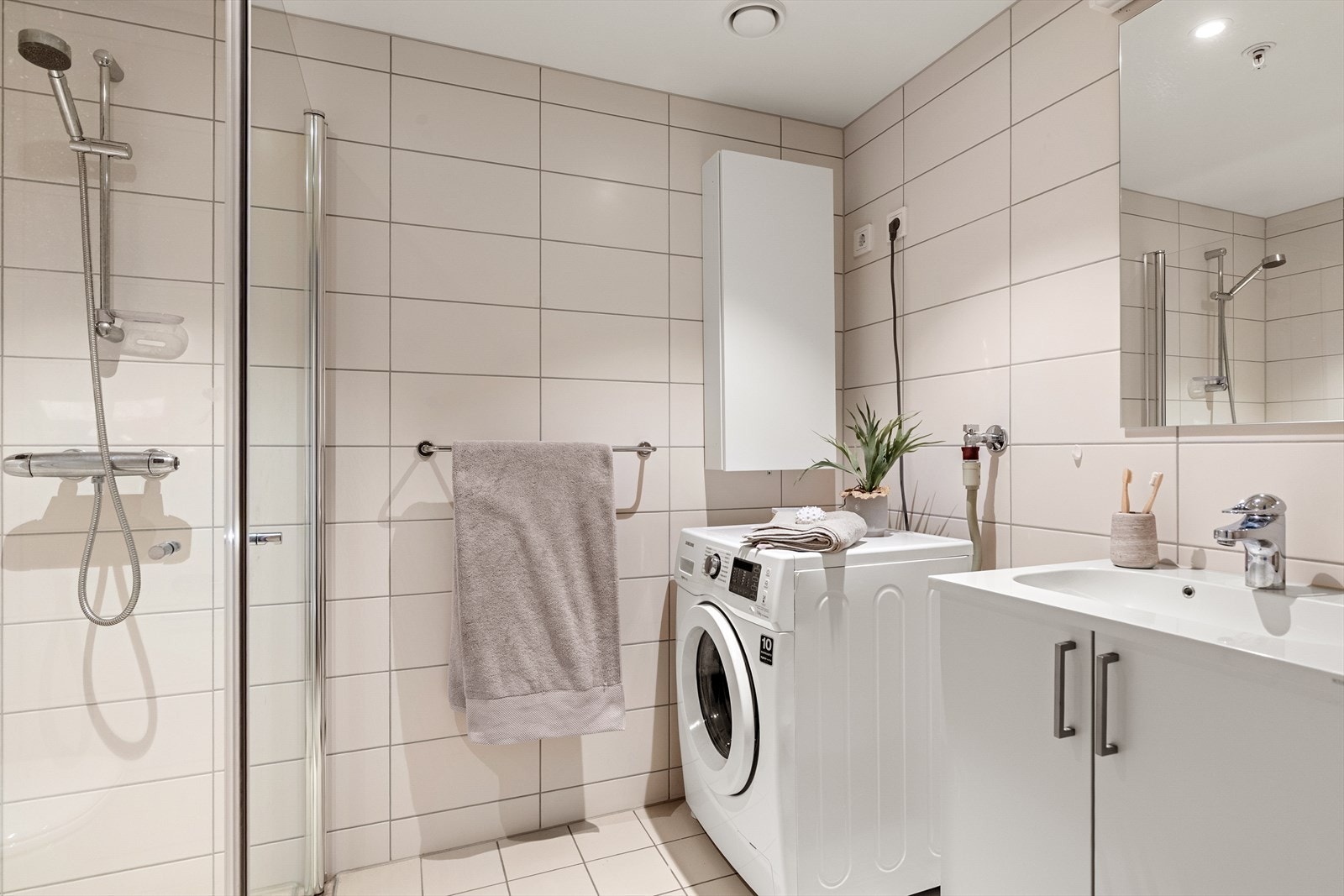 Pent flislagt bad med varmekabler i gulv Galleribilde