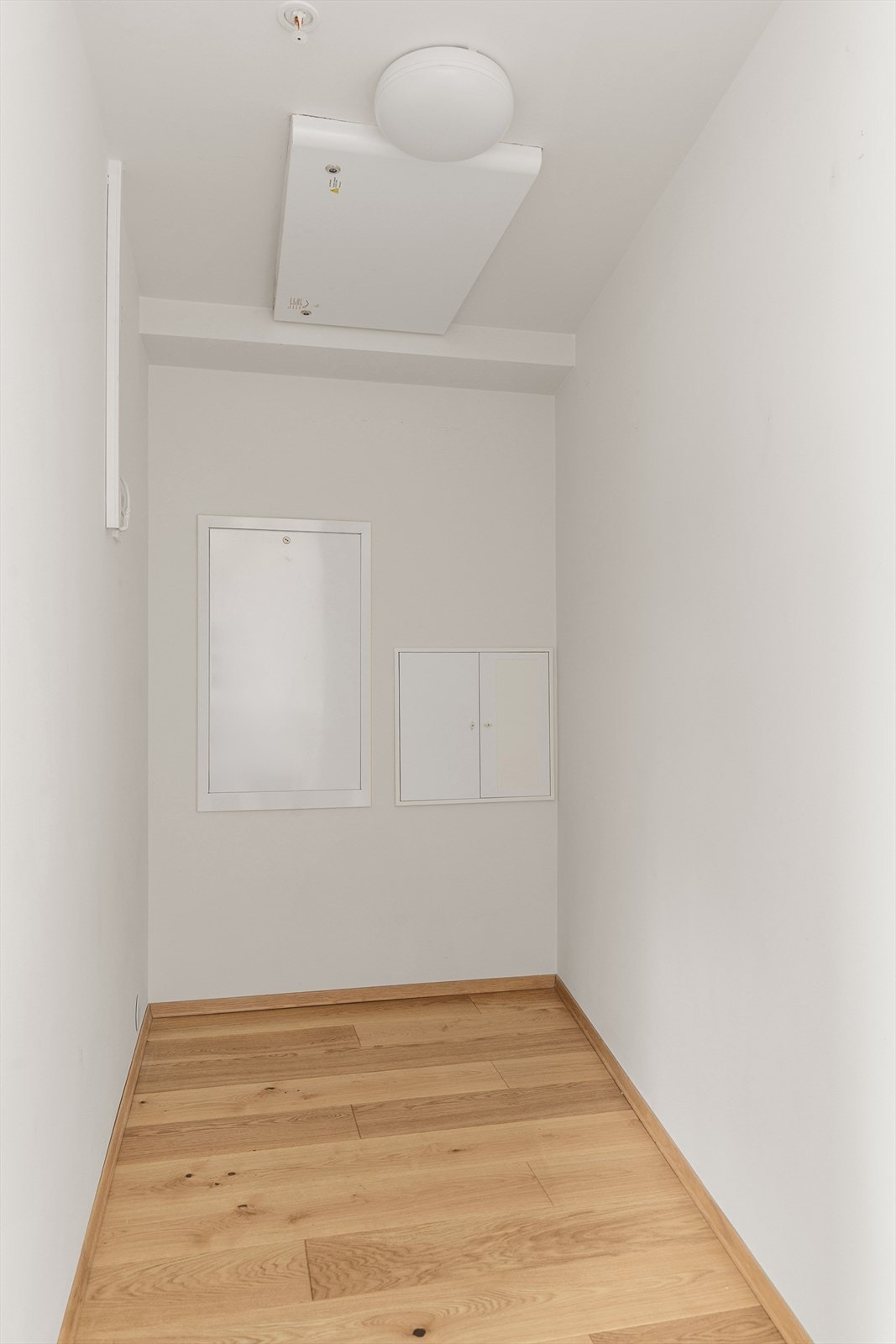 Praktisk innvendig bod med plass for diverse lagring Galleribilde